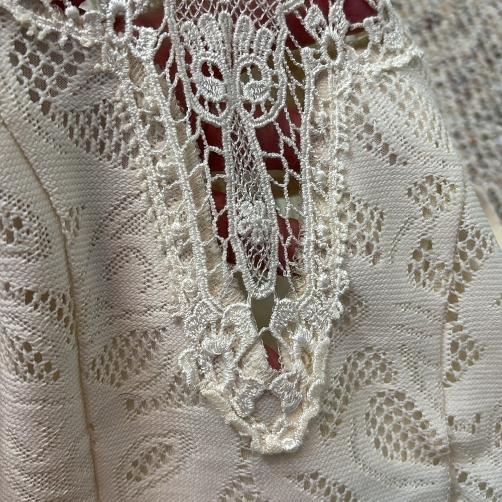 Papaya Elegant Cream Lace Sleeveless Keyhole Back Top. Medium. EUC - Picture 13 of 14